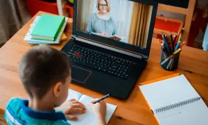 Kiedy zaczęło się pierwsze zdalne nauczanie? Poznaj kluczowe daty