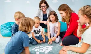 Zajęcia dla dzieci z autyzmem: jak wspierać ich rozwój i umiejętności