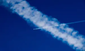 Samolot zostawia smugę na błękitnym niebie. Czy to chemtrails, co to jest?