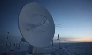 Pokryta śniegiem antena satelitarna na pustkowiu, gdzie panuje najniższa temperatura na świecie w historii.