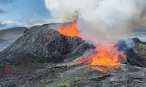Aktywny wulkan wyrzuca lawę i dym. Trudno określić, ile jest wulkanów na świecie, ale ten pokazuje ich potęgę.