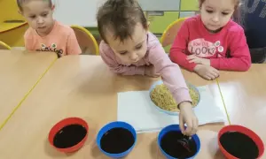 Zajęcia sensoryczne z makaronem, które rozweselą każde dziecko