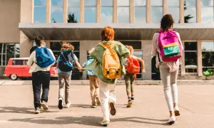 Dzieci z plecakami biegną do szkoły. Czy podstawa i program nauczania pochodzą z jednej rodziny?
