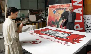 Artystka maluje wielki baner z podobiznami przywódców i symbolem sierpa i młota. To jakby powidoki historii, które wciąż żyją.