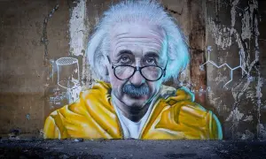Albert Einstein w żółtej kurtce na tle wzorów chemicznych. Inspiracja, jak nauczyć się chemii.