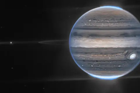 Jowisz z burzliwą atmosferą i Wielką Czerwoną Plamą. Choć trudno określić dokładną temperaturę na Jowiszu, widać, że jest to miejsce pełne dynamicznych zjawisk.