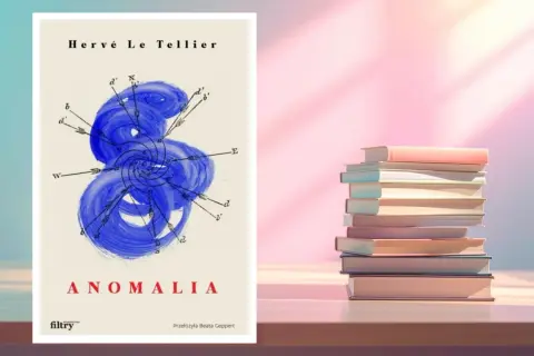 Okładka książki "Anomalia" Hervé Le Telliera z niebieskim, spiralnym wzorem i stosem książek na różowym tle. Co to jest anomalia?