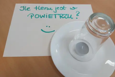 Eksperyment naukowy: ile tlenu jest w powietrzu? Świeczka pod szklanką na talerzyku.