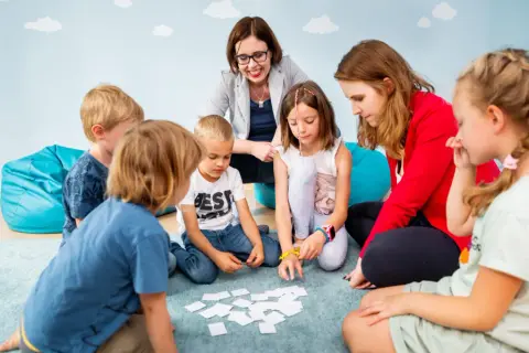 Zajęcia dla dzieci z autyzmem: jak wspierać ich rozwój i umiejętności