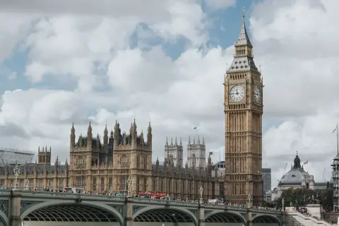 Big Ben i Parlament w Londynie. Czy wiesz, ile dni w roku pada deszcz w Anglii?