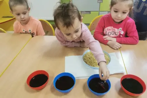 Zajęcia sensoryczne z makaronem, które rozweselą każde dziecko