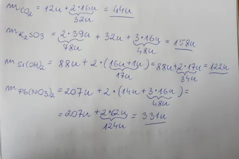 Obliczenia masy molowej CO2, K2SO3, Si(OH)2 i Pb(NO3)2. Widać poszczególne kroki obliczeń i sumowanie atomów.