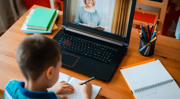 Kiedy zaczęło się pierwsze zdalne nauczanie? Poznaj kluczowe daty