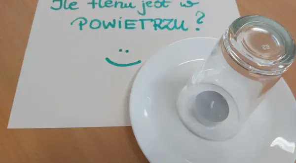 Eksperyment naukowy: ile tlenu jest w powietrzu? Świeczka pod szklanką na talerzyku.
