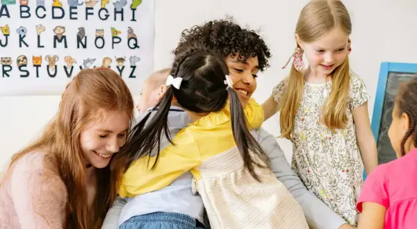 Zajęcia z psychologiem w przedszkolu: jak wspierać rozwój emocjonalny dzieci
