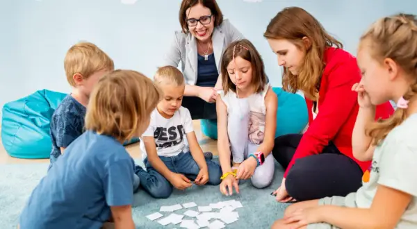 Zajęcia dla dzieci z autyzmem: jak wspierać ich rozwój i umiejętności