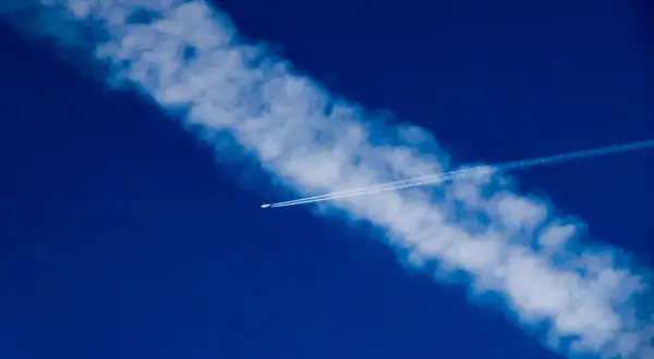 Samolot zostawia smugę na błękitnym niebie. Czy to chemtrails, co to jest?