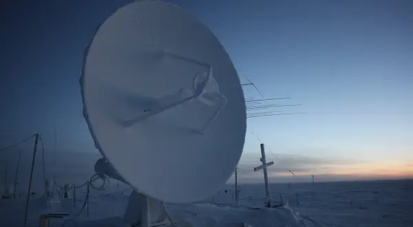 Pokryta śniegiem antena satelitarna na pustkowiu, gdzie panuje najniższa temperatura na świecie w historii.