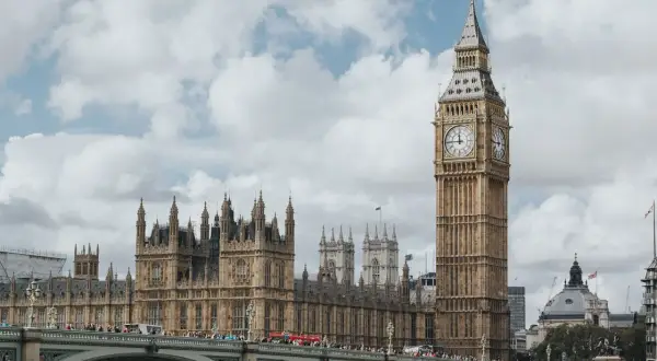 Big Ben i Parlament w Londynie. Czy wiesz, ile dni w roku pada deszcz w Anglii?