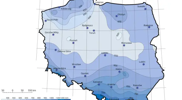 Mapa klimatyczna Polski pokazuje roczną średnią sumę opadów. Najwięcej deszczu spada w górach, najmniej na północnym zachodzie.