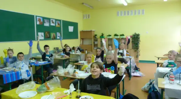 Dzieci w rękawiczkach na lekcji przyrody, podnoszą ręce, gotowe do eksperymentów. Kto może uczyć przyrody? Oni!