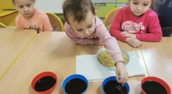 Zajęcia sensoryczne z makaronem, które rozweselą każde dziecko