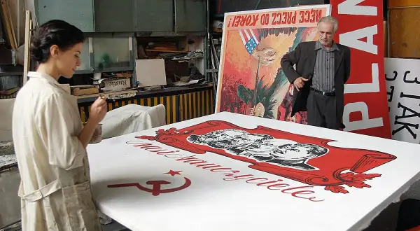 Artystka maluje wielki baner z podobiznami przywódców i symbolem sierpa i młota. To jakby powidoki historii, które wciąż żyją.