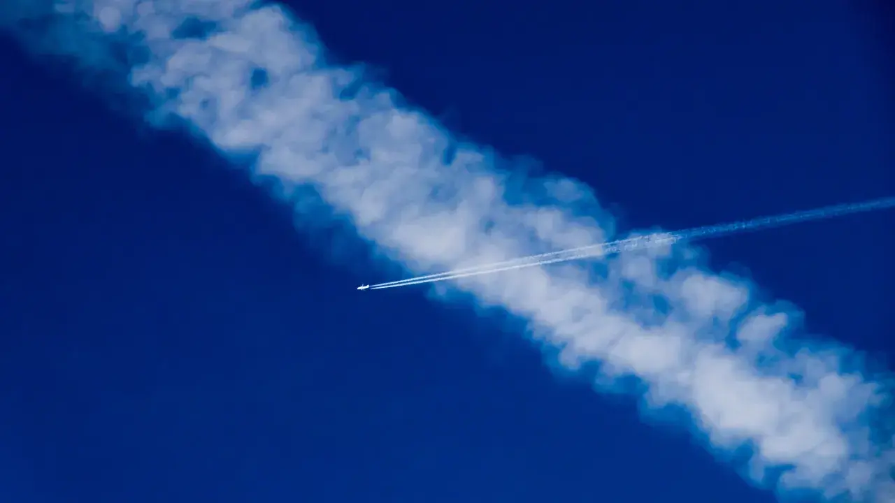Samolot zostawia smugę na błękitnym niebie. Czy to chemtrails, co to jest?