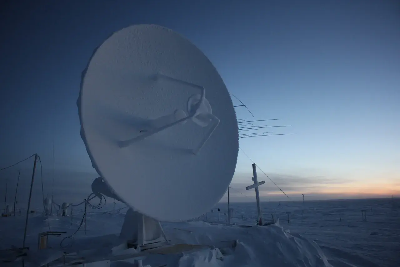 Pokryta śniegiem antena satelitarna na pustkowiu, gdzie panuje najniższa temperatura na świecie w historii.