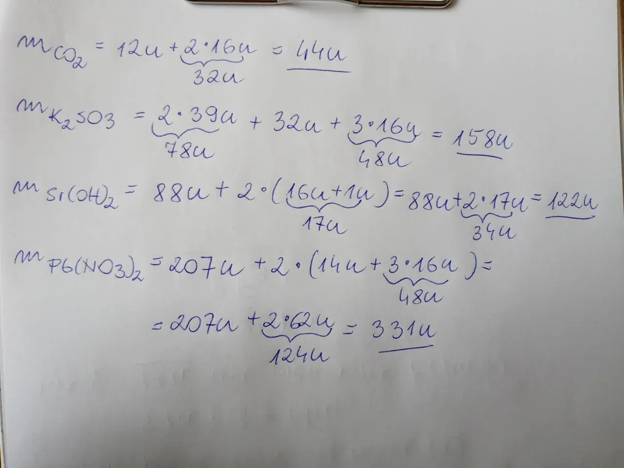 Obliczenia masy molowej CO2, K2SO3, Si(OH)2 i Pb(NO3)2. Widać poszczególne kroki obliczeń i sumowanie atomów.