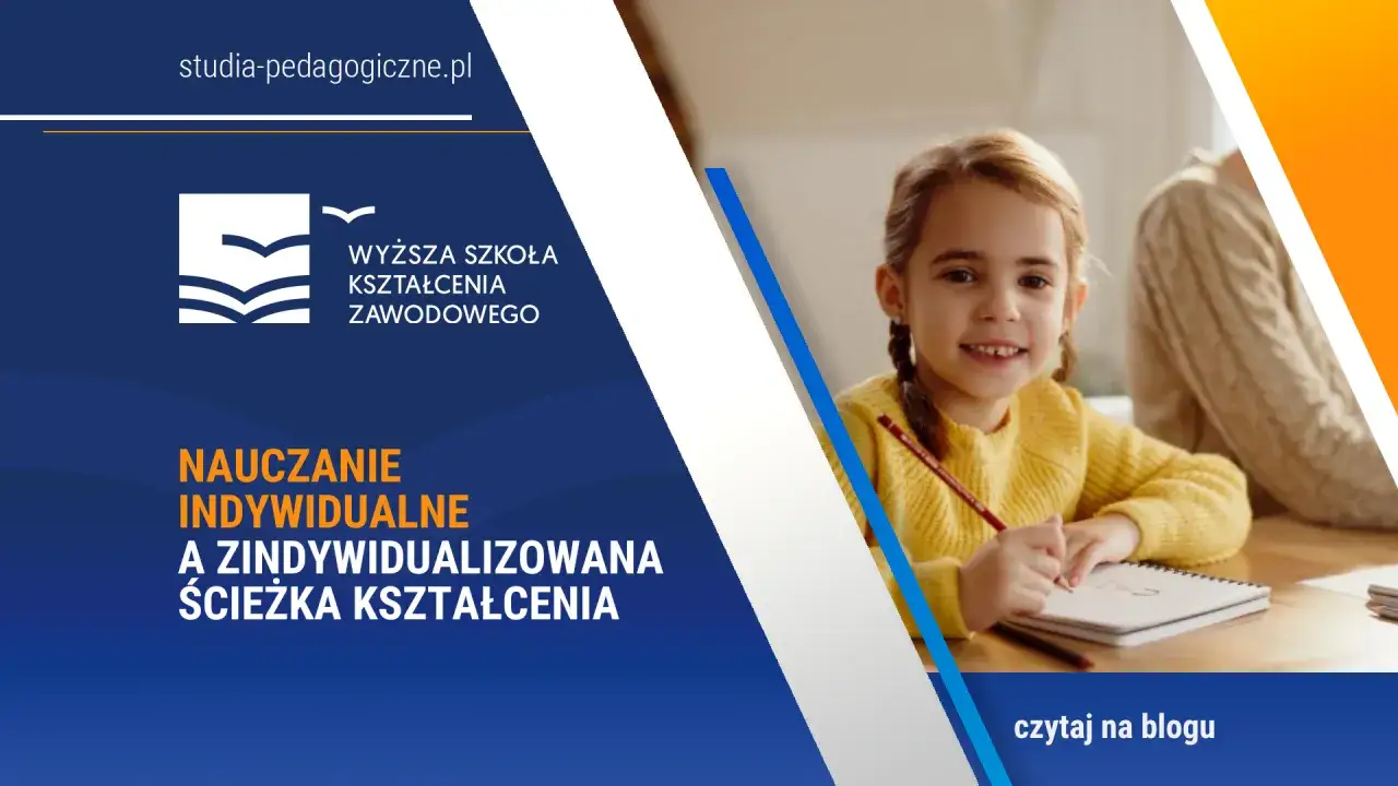Uśmiechnięta dziewczynka z kredką w dłoni, ucząca się przy biurku. Tak wygląda nauczanie indywidualne, które wspiera rozwój ucznia.