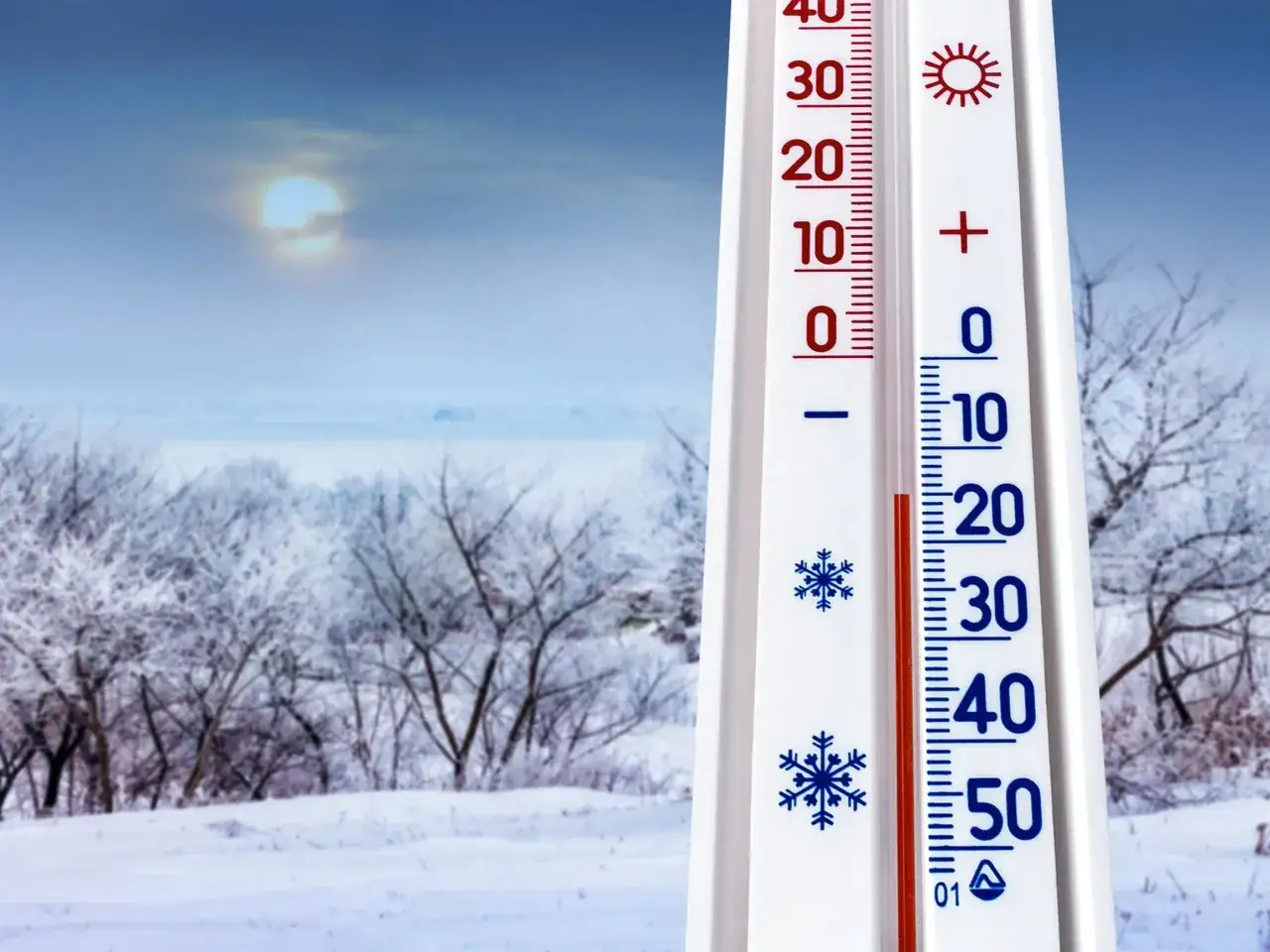 Termometr pokazuje -20 stopni Celsjusza. To typowa temperatura dla najzimniejszego miesiąca w Polsce, stycznia, gdy krajobraz pokrywa śnieg.