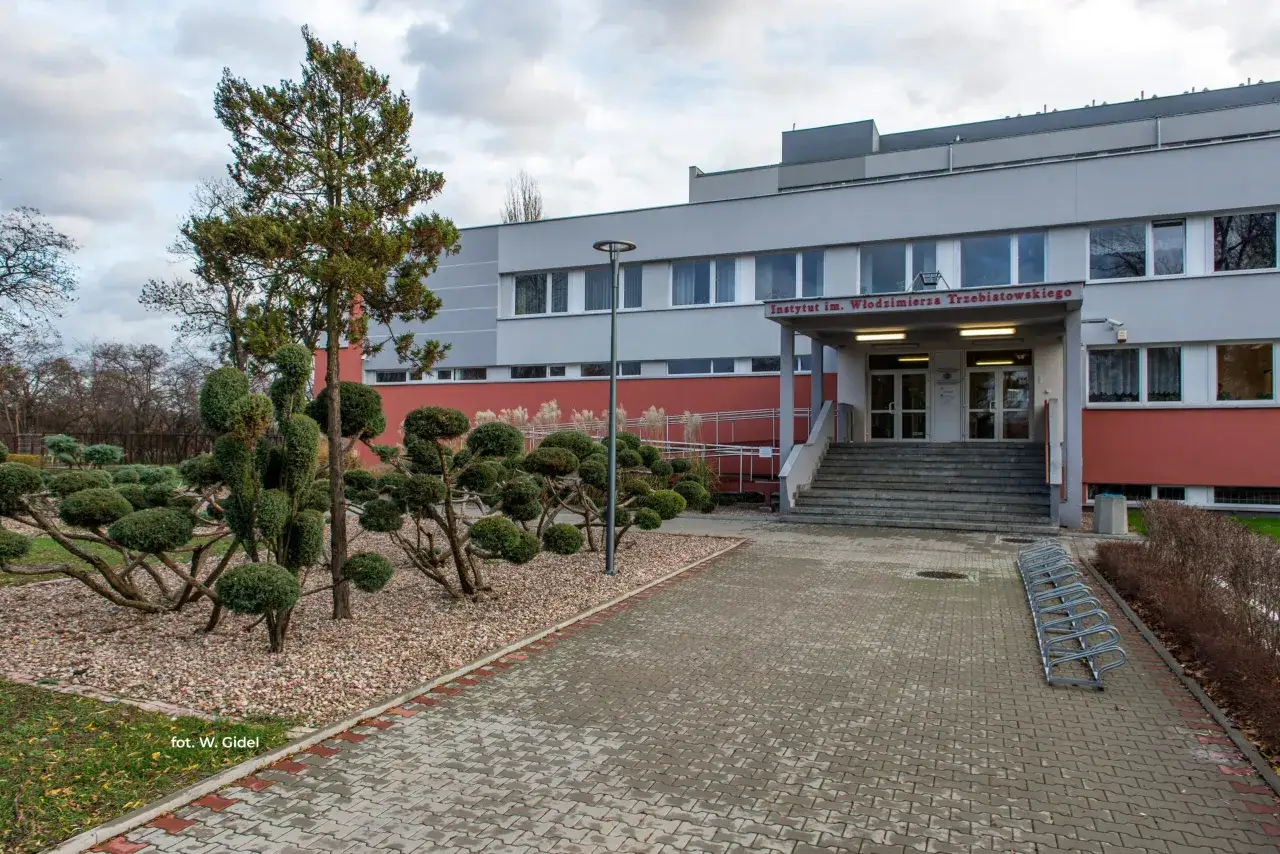 Instytut im. Włodzimierza Trzebiatowskiego, z charakterystyczną architekturą i zadbanym ogrodem z rzeźbionymi drzewkami.