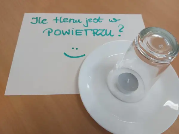 Eksperyment naukowy: ile tlenu jest w powietrzu? Świeczka pod szklanką na talerzyku.