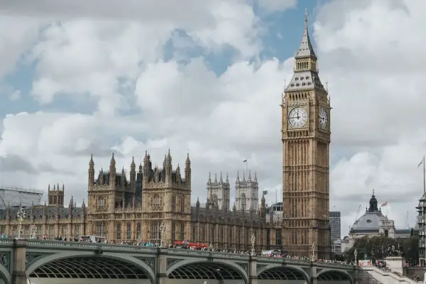 Big Ben i Parlament w Londynie. Czy wiesz, ile dni w roku pada deszcz w Anglii?