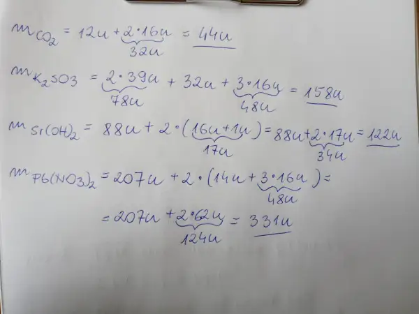 Obliczenia masy molowej CO2, K2SO3, Si(OH)2 i Pb(NO3)2. Widać poszczególne kroki obliczeń i sumowanie atomów.